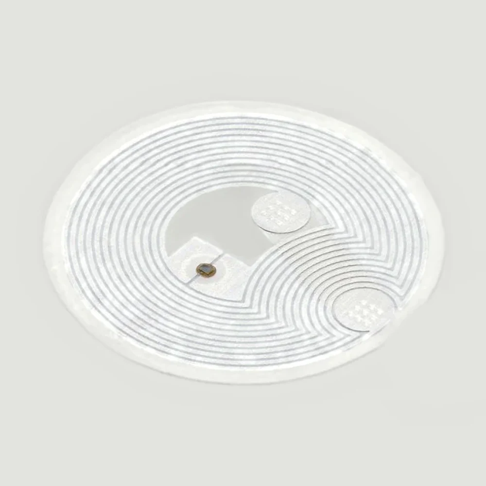 Tag NFC wet inlay em perspectiva, com o chip no centro da antena
